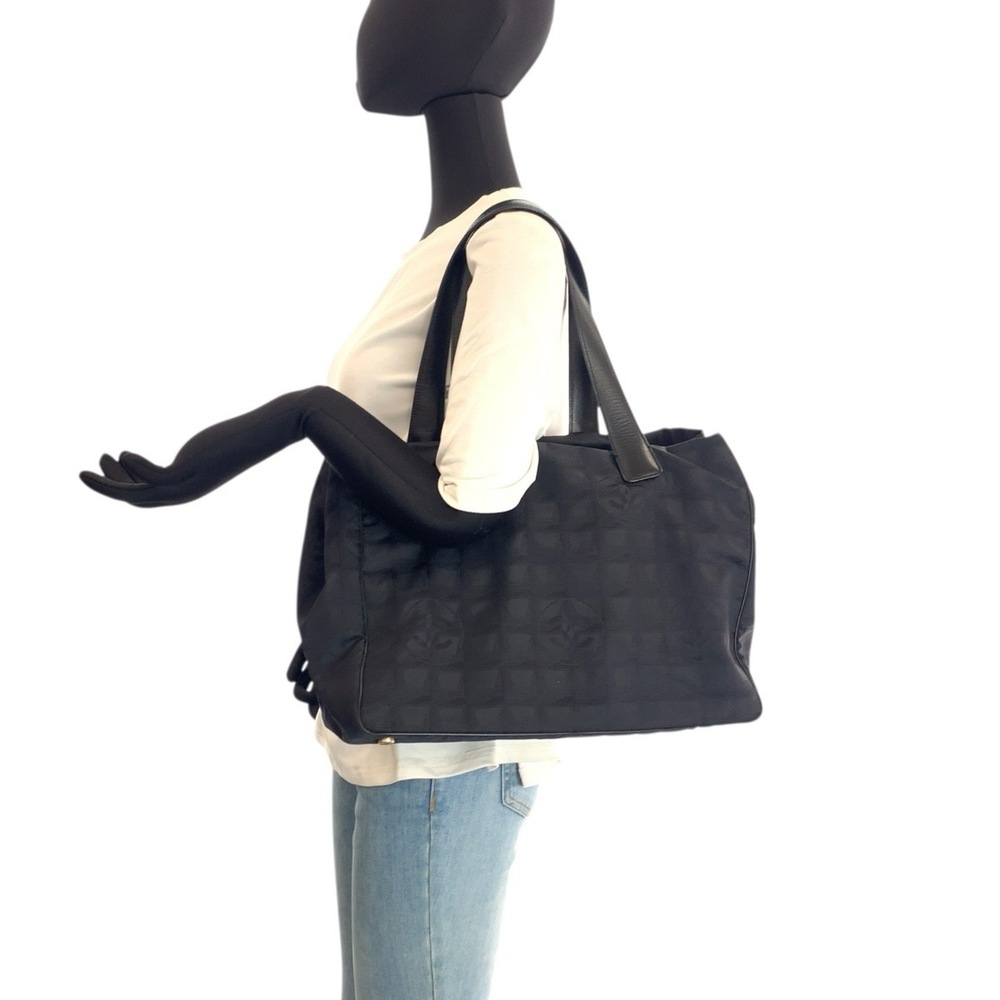 CHANEL Black Leather Logo Shoulder Bag - Picture 7 of 10